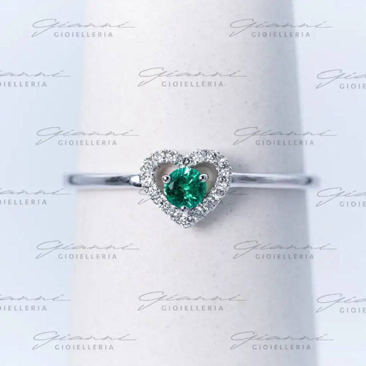 Anello Crivelli - Fantasia Cuore in Oro Bianco con Smeraldo e Diamanti Anelli