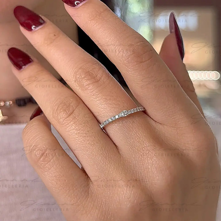 Anello Crivelli - Fedina in Oro Bianco con Diamanti laterali e Diamante centrale da 0,06 ct. Anelli