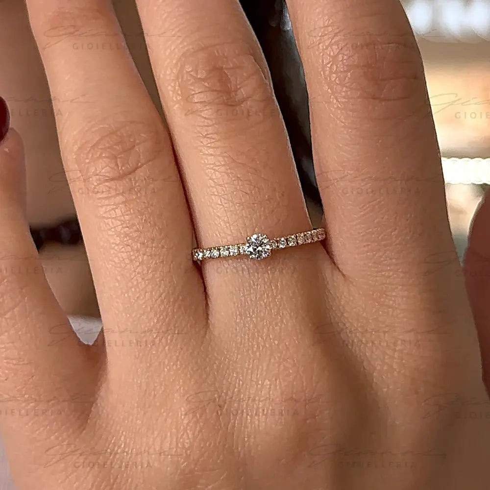 Anello Crivelli - Fedina in Oro Rosa con Diamanti laterali e Diamante centrale da 0,15 ct. Anelli