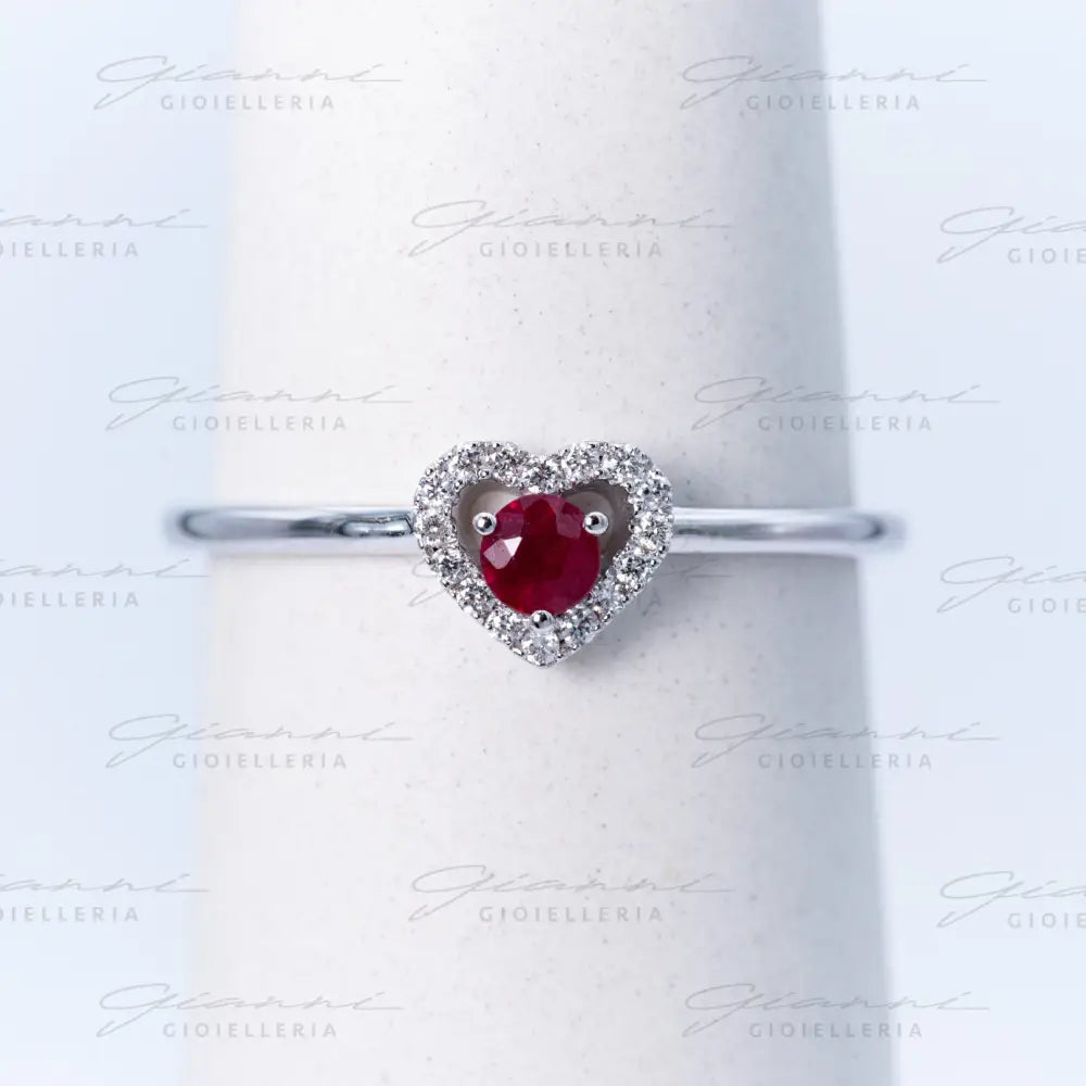 anello con rubino e contorno a cuore di diamanti