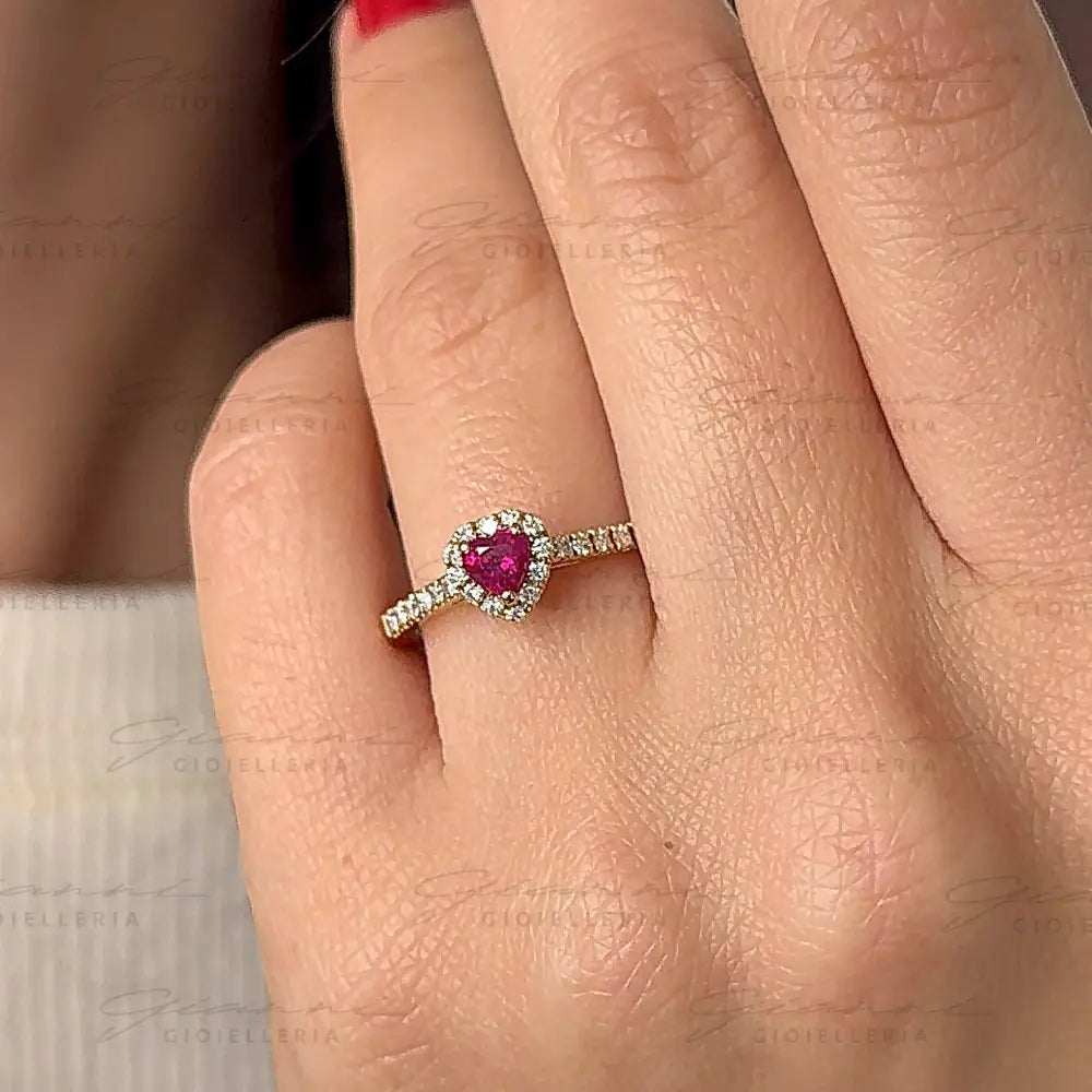 Anello Crivelli - Rubino taglio Cuore e contorno di Diamanti in Oro Rosa Anelli