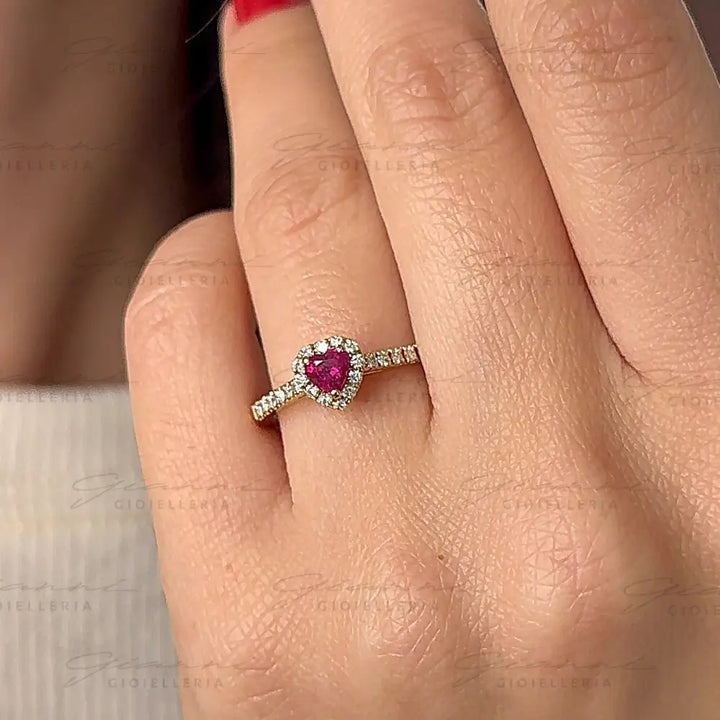 Anello Crivelli - Rubino taglio Cuore e contorno di Diamanti in Oro Rosa Anelli
