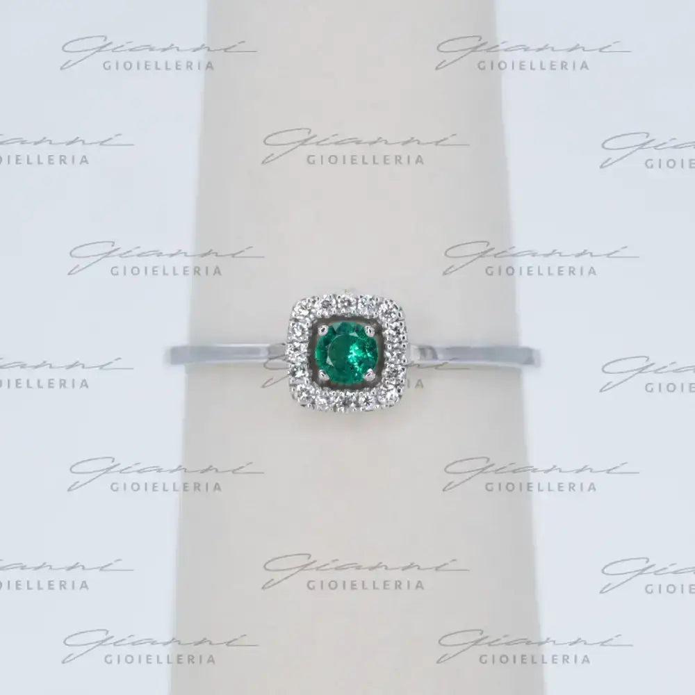 Anello Crivelli - Smeraldo centrale e contorno di diamanti in Oro Bianco Anelli