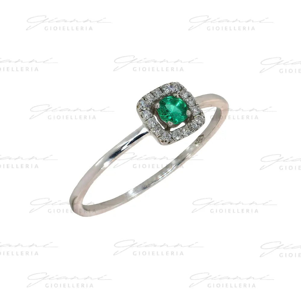 Anello Crivelli - Smeraldo centrale e contorno di diamanti in Oro Bianco Anelli