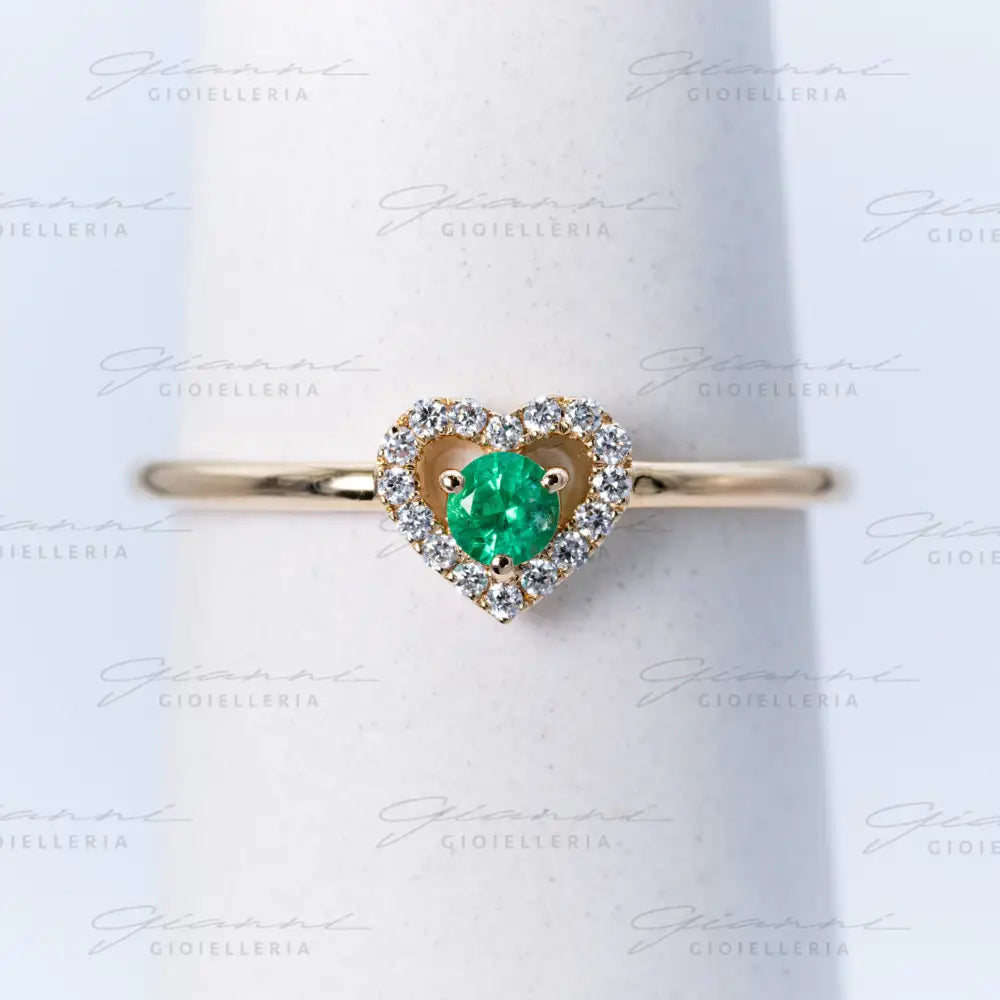 anello con smeraldo e contorno a cuore di diamanti