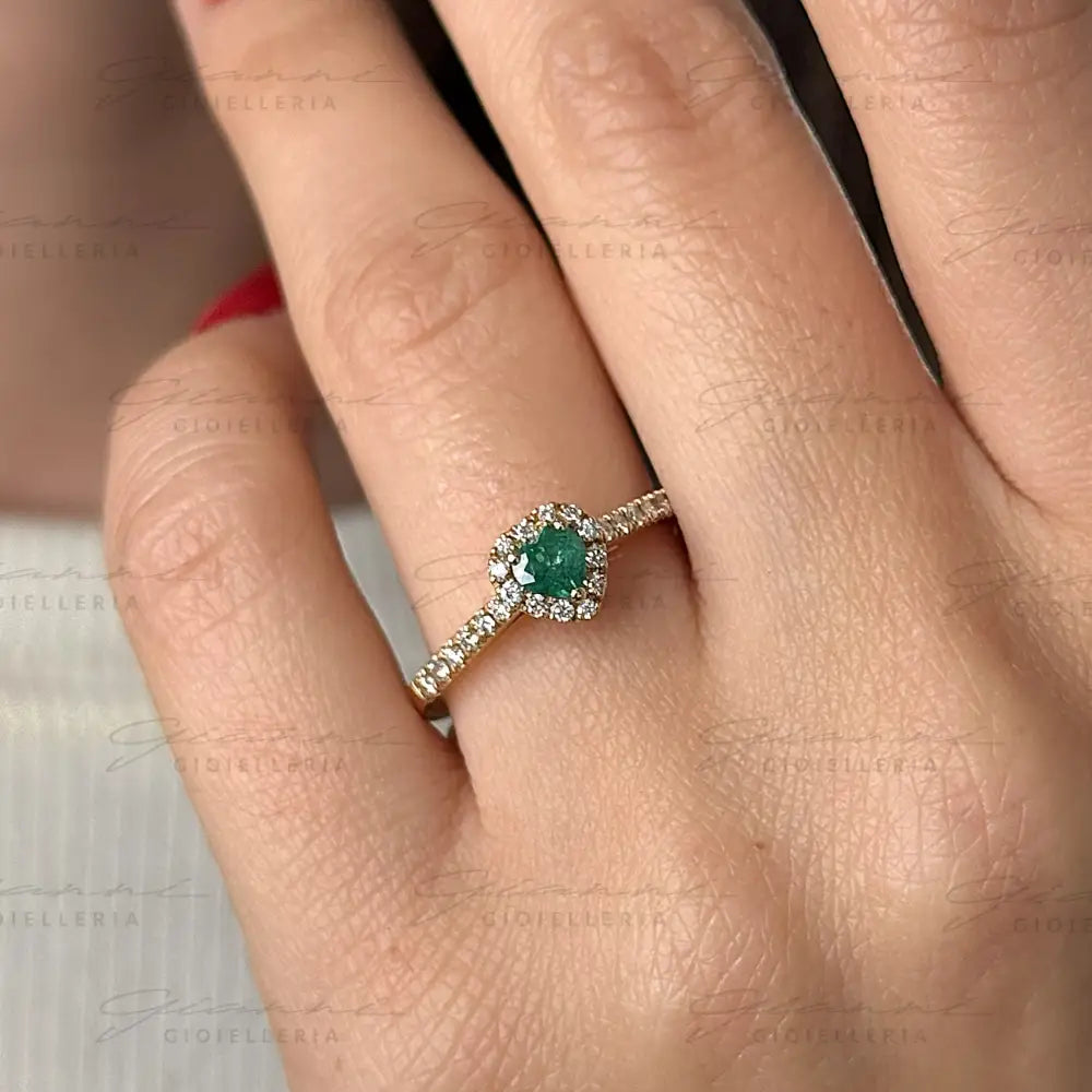 Anello Crivelli - Smeraldo taglio Cuore e contorno di Diamanti in Oro Rosa Anelli