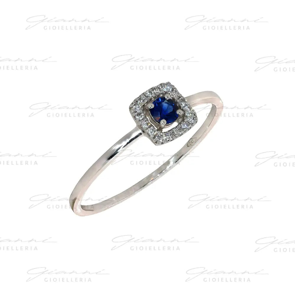Anello Crivelli - Zaffiro centrale e contorno di diamanti in Oro Bianco Anelli