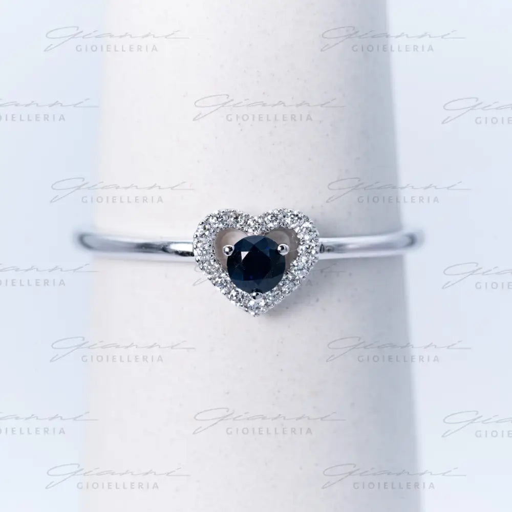 anello con zaffiro e contorno a cuore di diamanti