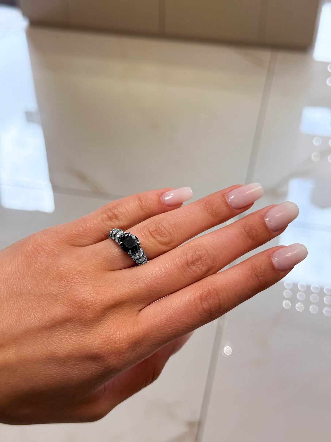 Anello Crivelli - Solitario con Diamante Nero e Pavé in Oro Bianco