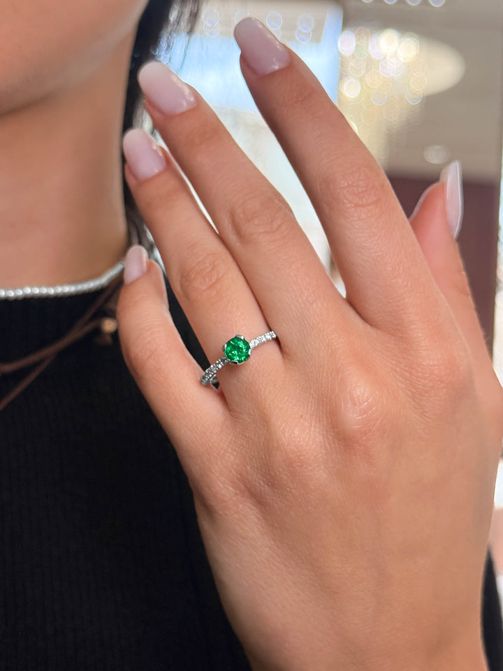 Anello Crivelli - Solitario in Oro Bianco con Diamanti e Smeraldo da 0,65 ct.