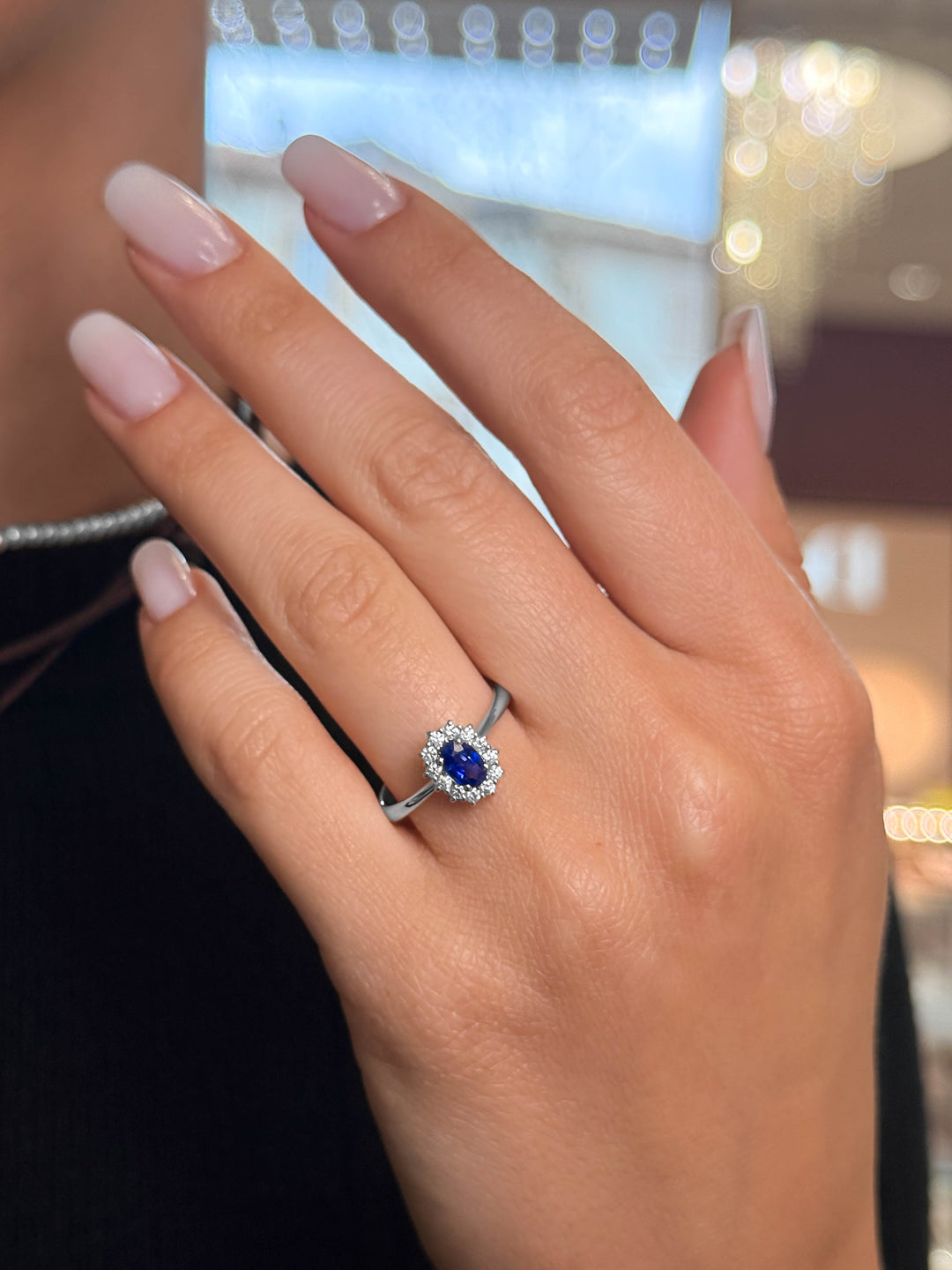 Anello Crivelli - "Kate" con Zaffiro 0,63 ct. e contorno di Diamanti in Oro Bianco