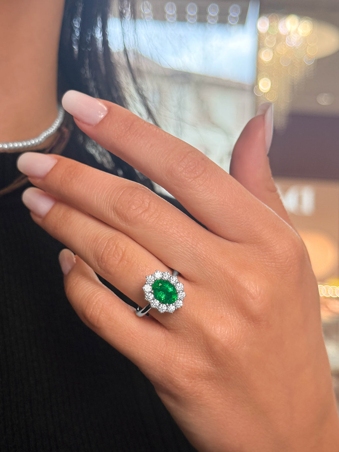 Anello Crivelli - "Kate" con Smeraldo 1,78 ct. e contorno di Diamanti in Oro Bianco