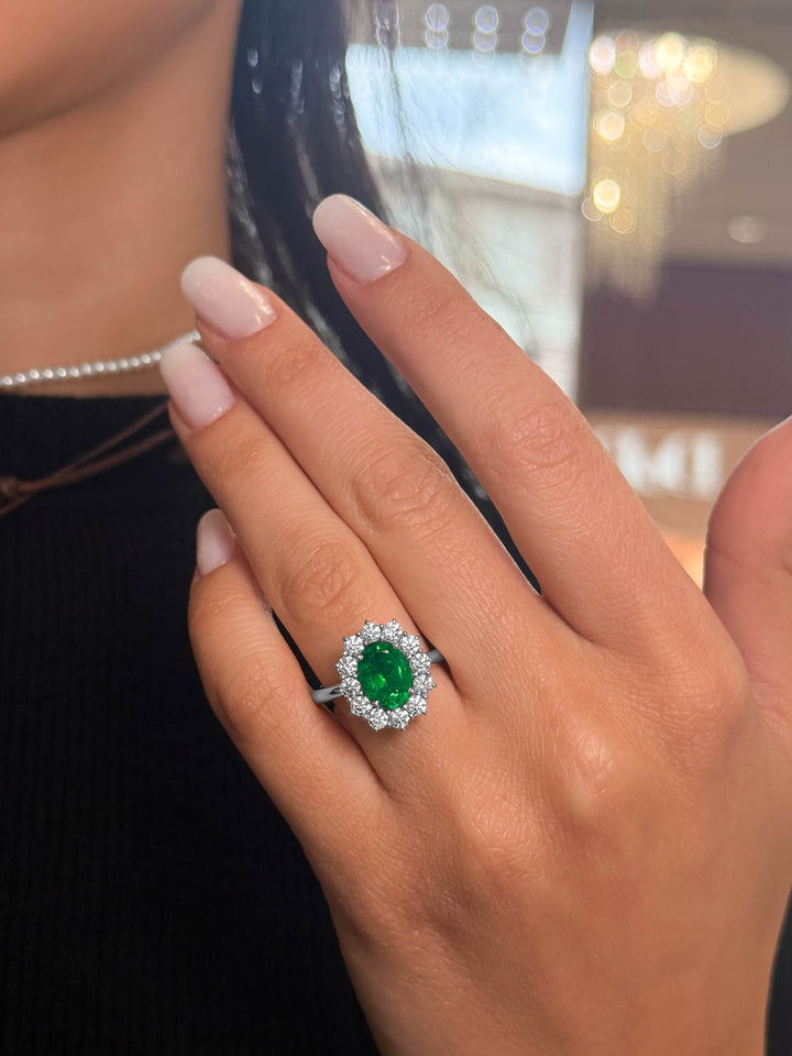 Anello Crivelli - "Kate" con Smeraldo 2,29 ct. e contorno di Diamanti in Oro Bianco
