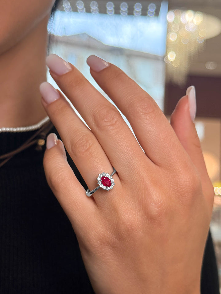 Anello Crivelli - "Kate" con Rubino 0,54 ct. e contorno di Diamanti in Oro Bianco