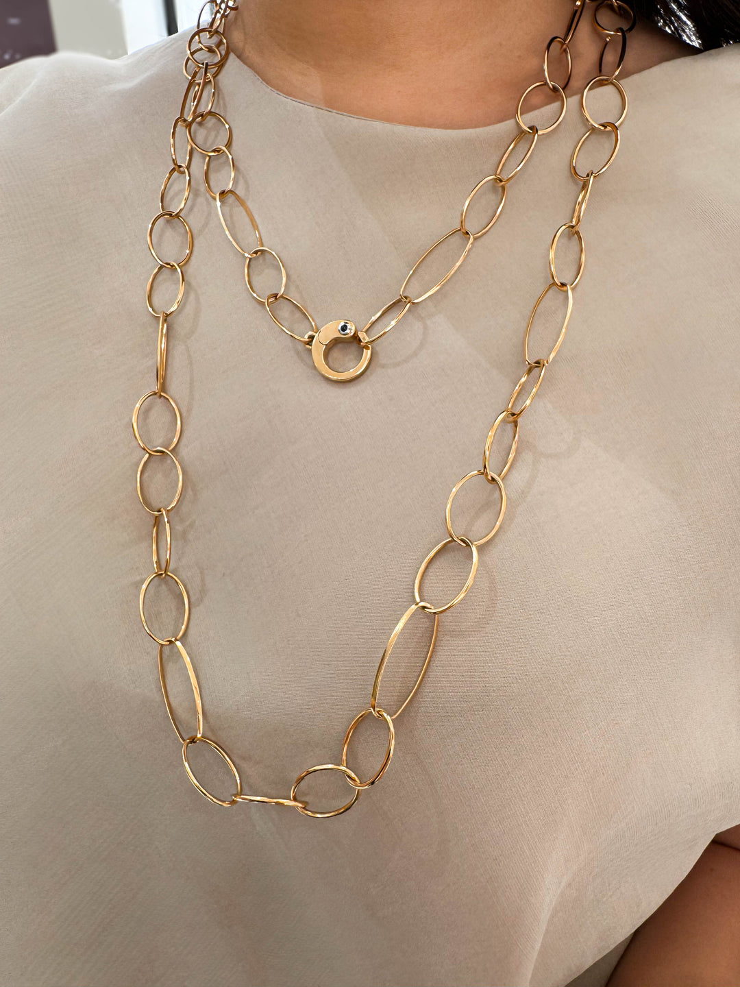 Collana Lunga Crivelli - Catena in Oro Rosa con Chiusura Iconica e Zaffiro Naturale