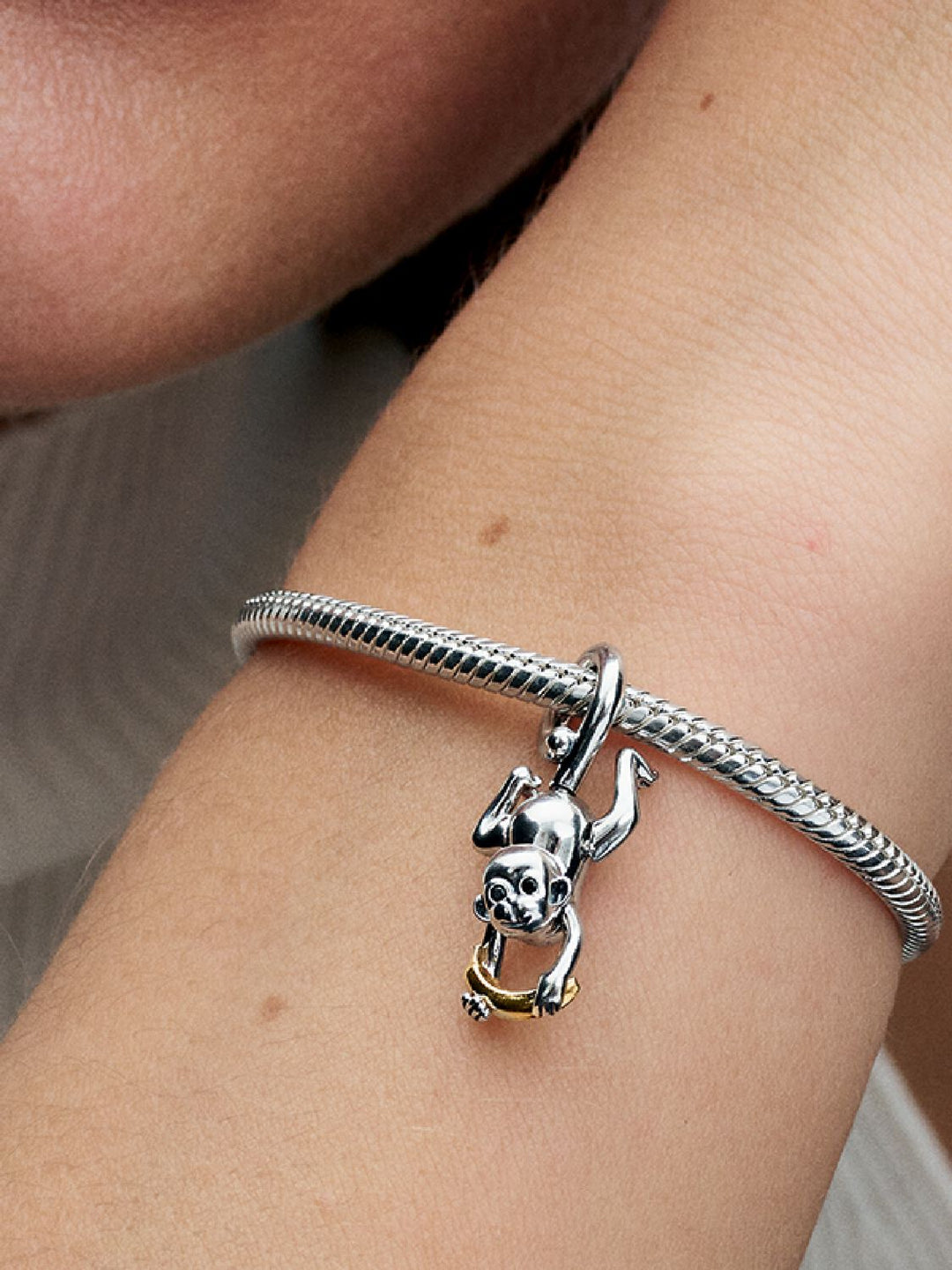 Charm Pendente Scimmietta con Zampe Mobili