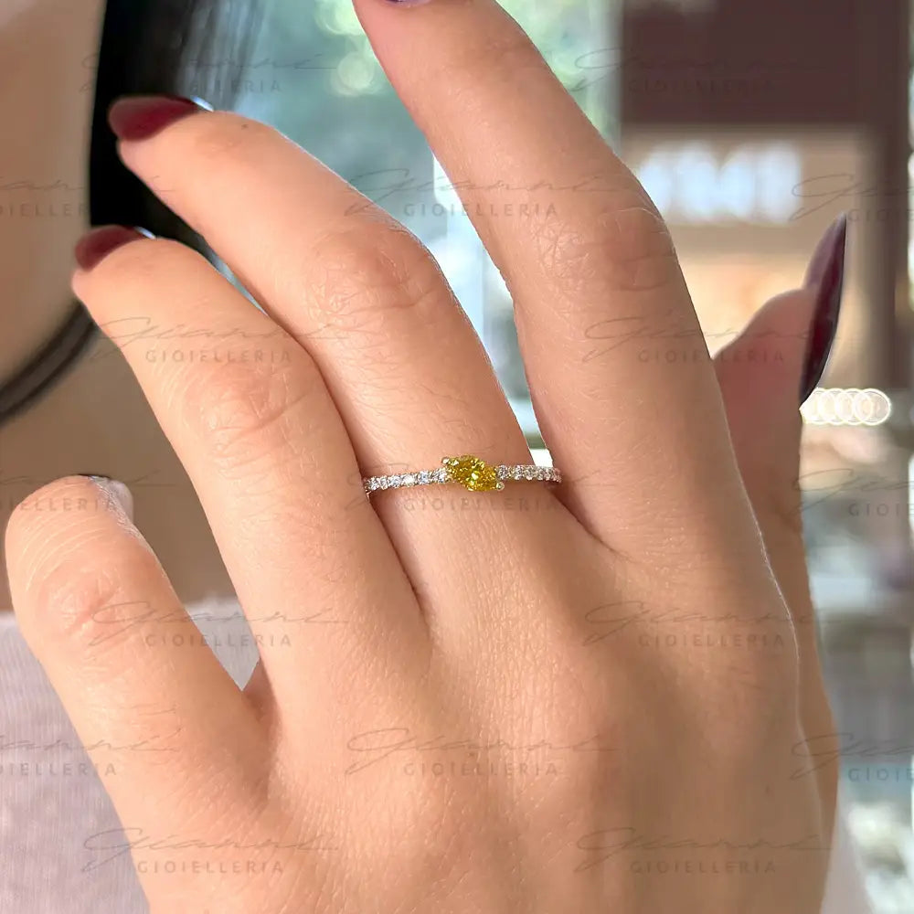 Anello Crivelli - Diamante Giallo taglio Navette con Diamanti laterali in Oro Giallo Anelli