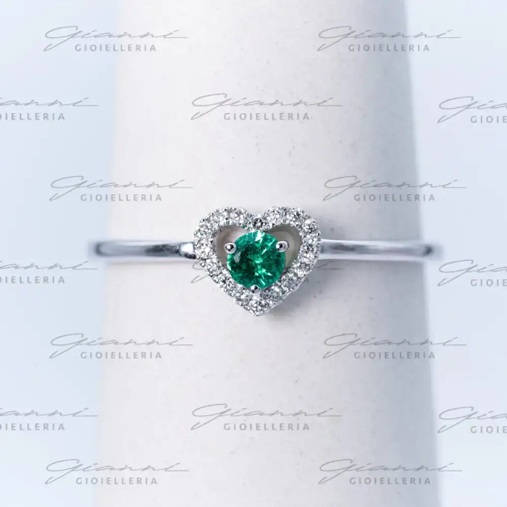 Anello Crivelli - Fantasia Cuore in Oro Bianco con Smeraldo e Diamanti Anelli