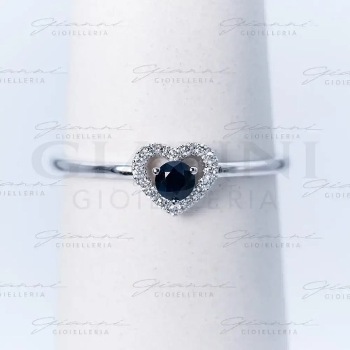 Anello Crivelli - Fantasia Cuore in Oro Bianco con Zaffiro e Diamanti Anelli