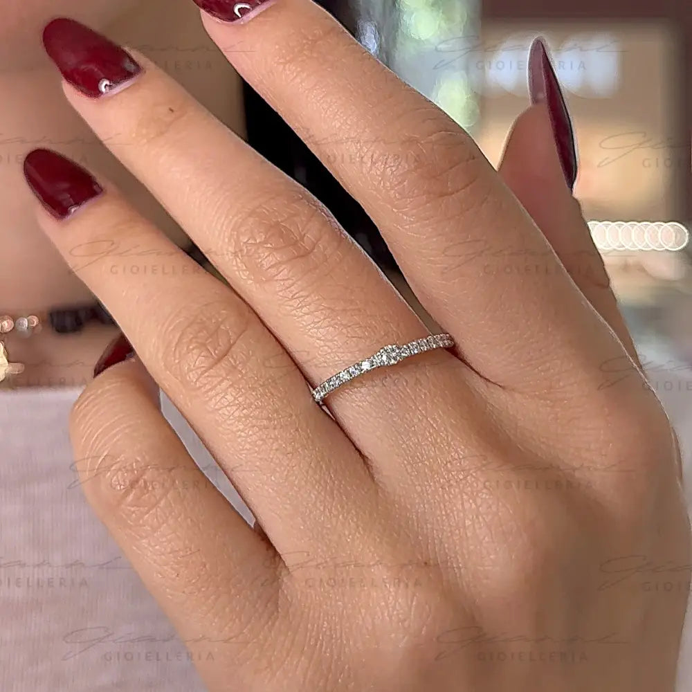 Anello Crivelli - Fedina in Oro Bianco con Diamanti laterali e Diamante centrale da 0,06 ct. Anelli