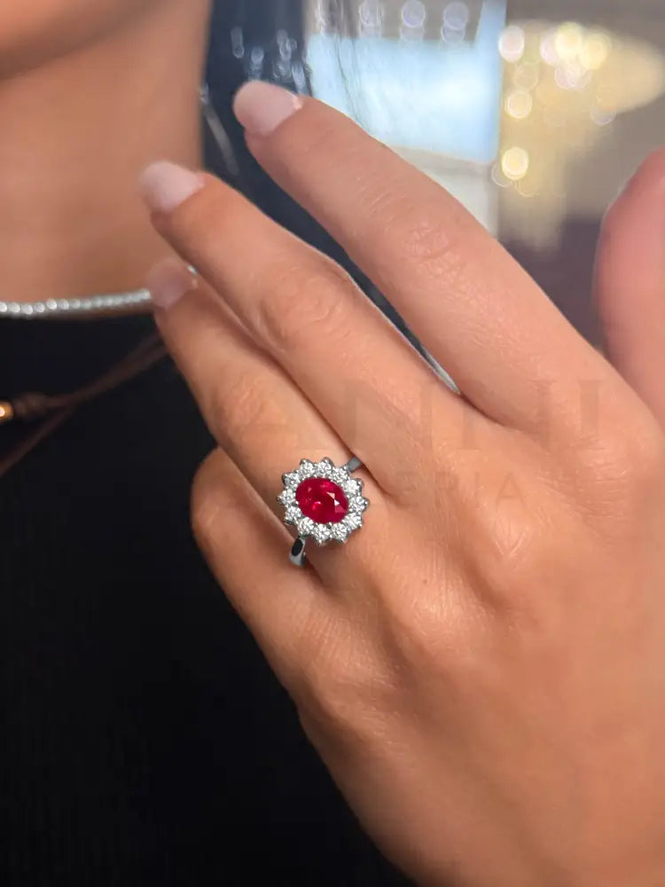 Anello Crivelli - ’Kate’ con Rubino 1,82 ct. e contorno di Diamanti in Oro Bianco - Anelli