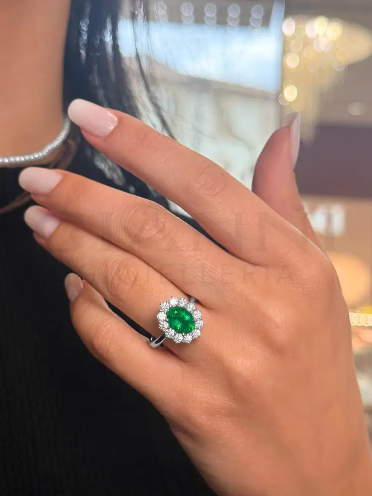 Anello Crivelli - ’Kate’ con Smeraldo 1,78 ct. e contorno di Diamanti in Oro Bianco - Anelli