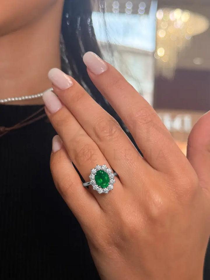 Anello Crivelli - ’Kate’ con Smeraldo 2,29 ct. e contorno di Diamanti in Oro Bianco - Anelli