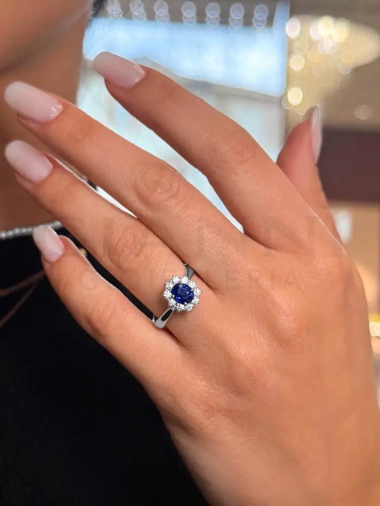 Anello Crivelli - ’Kate’ con Zaffiro 1,03 ct. e contorno di Diamanti in Oro Bianco - Anelli
