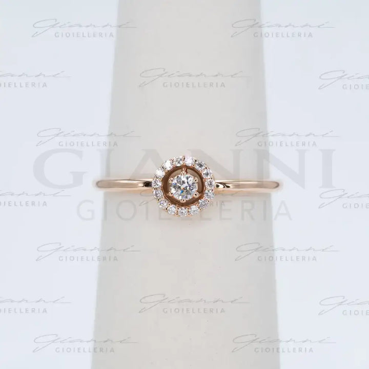 Anello Crivelli - Oro Rosa con Diamante centrale e contorno di Diamanti Anelli