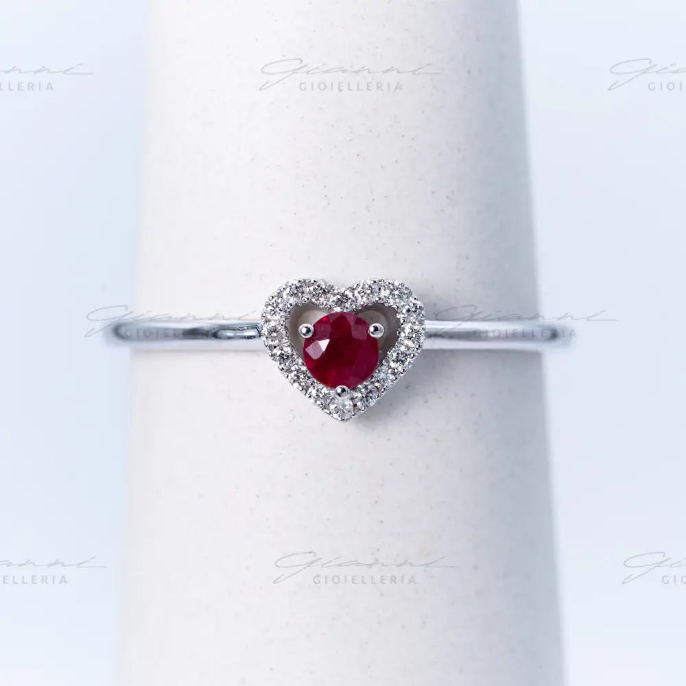 anello con rubino e contorno a cuore di diamanti