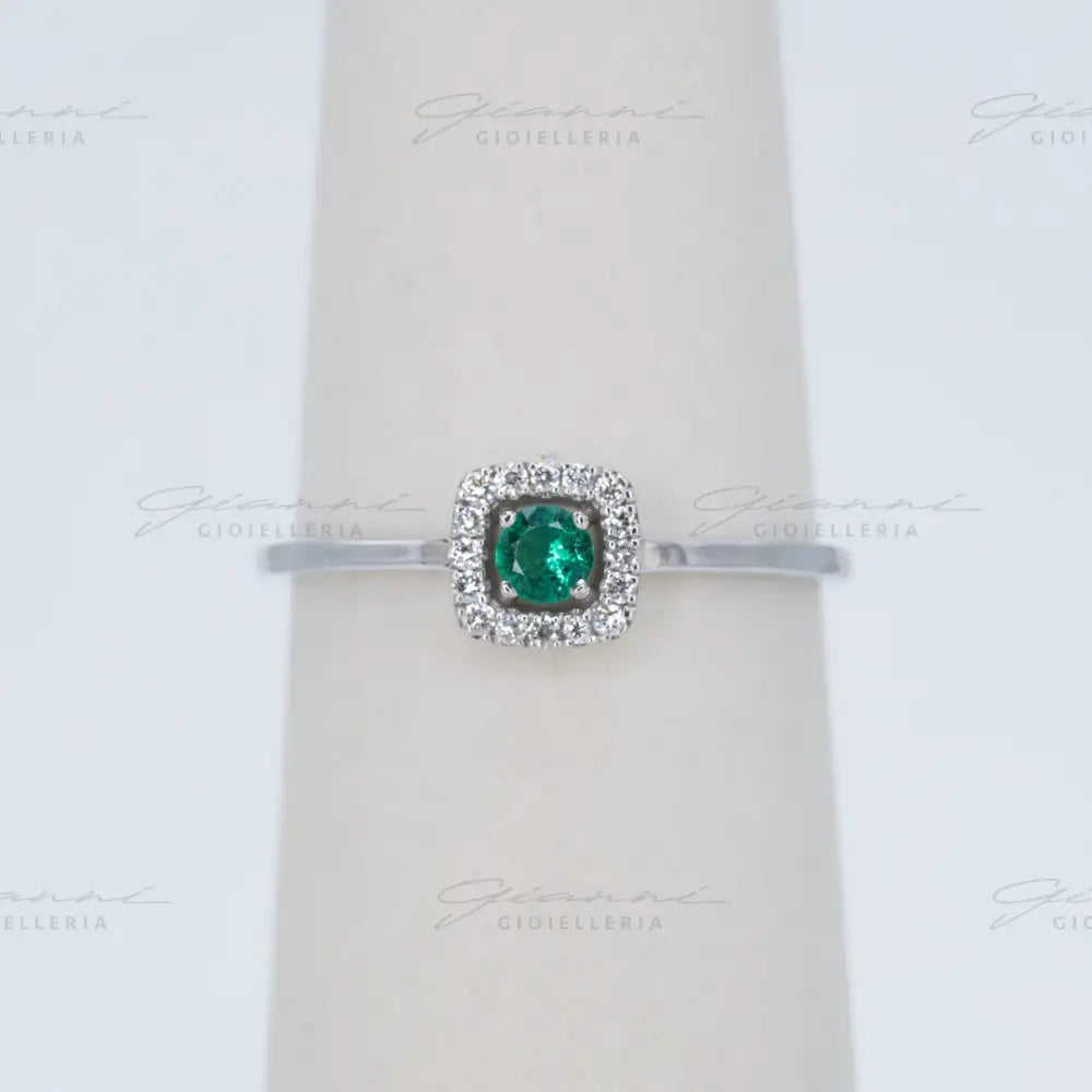Anello Crivelli - Smeraldo centrale e contorno di diamanti Anelli