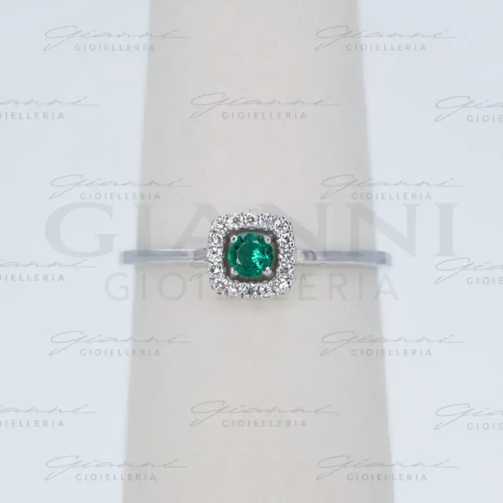 Anello Crivelli - Smeraldo centrale e contorno di diamanti in Oro Bianco Anelli