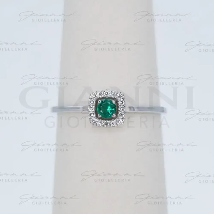 Anello Crivelli - Smeraldo centrale e contorno di diamanti in Oro Bianco Anelli