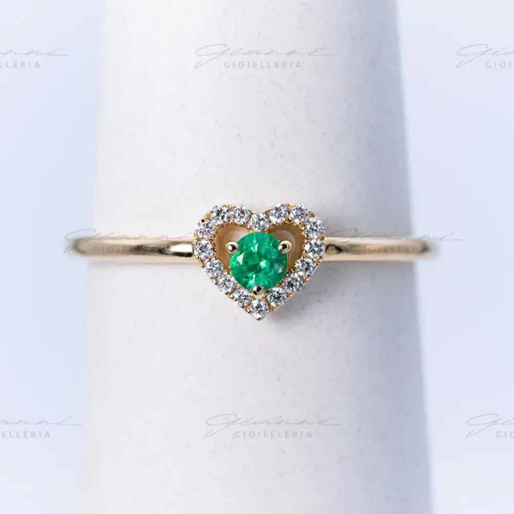 anello con smeraldo e contorno a cuore di diamanti