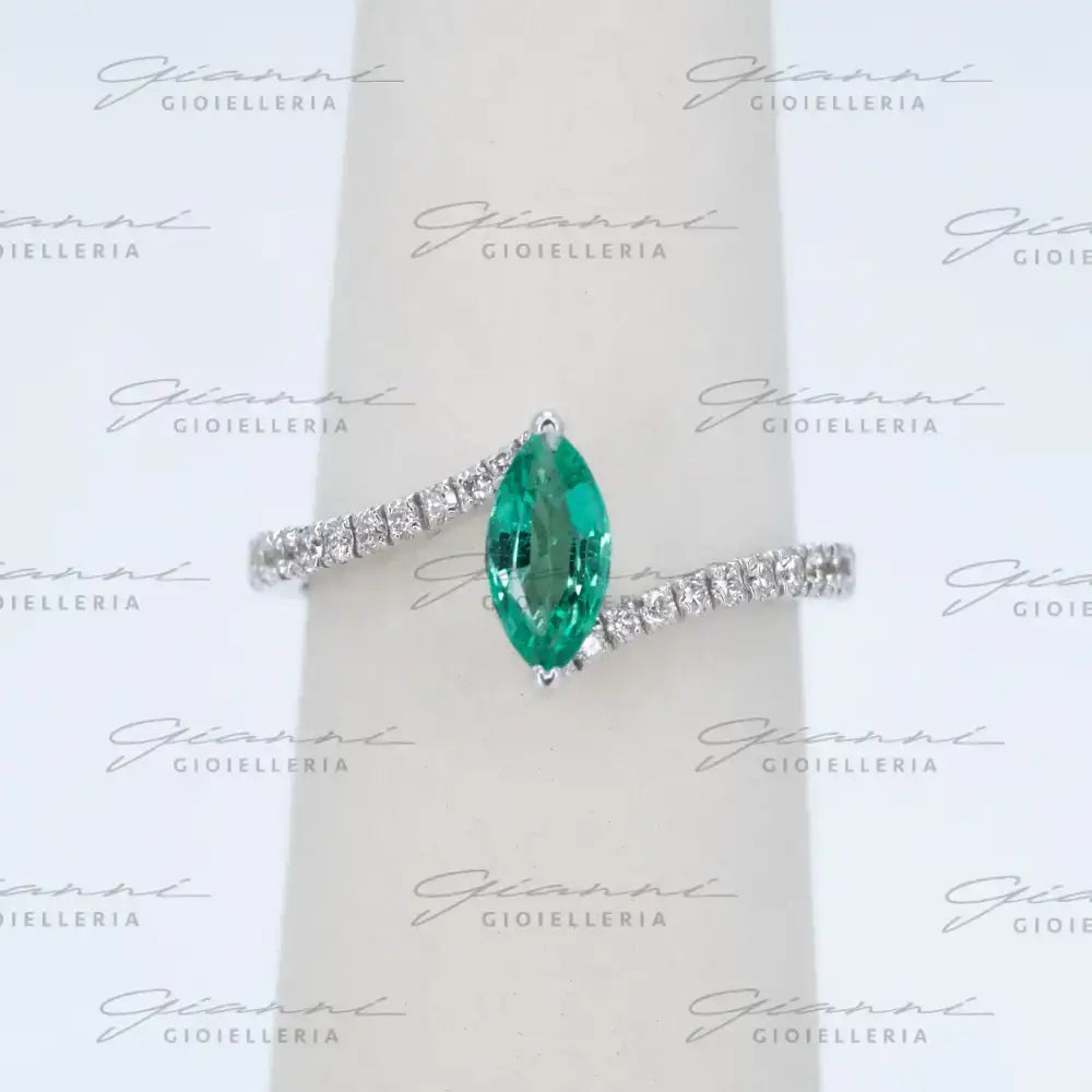 Anello Crivelli - Smeraldo taglio Navette in Oro Bianco con Diamanti Anelli