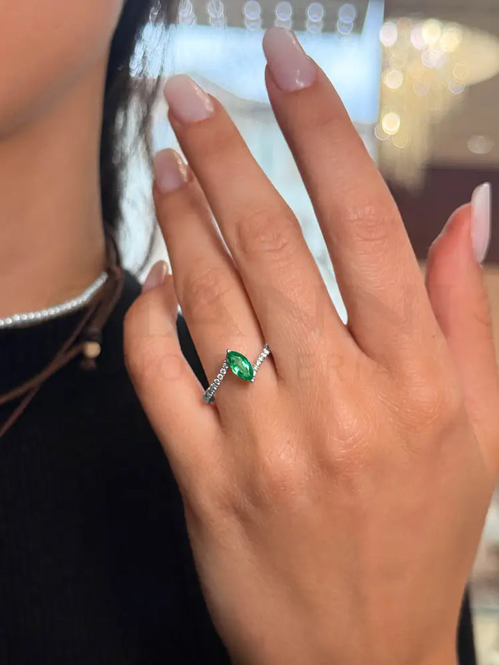 Anello Crivelli - Smeraldo taglio Navette in Oro Bianco con Diamanti - Anelli