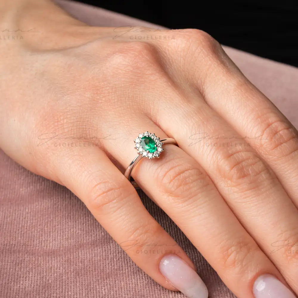 Anello Crivelli - Smeraldo taglio ovale ct. 0,43 e diamanti. Anelli