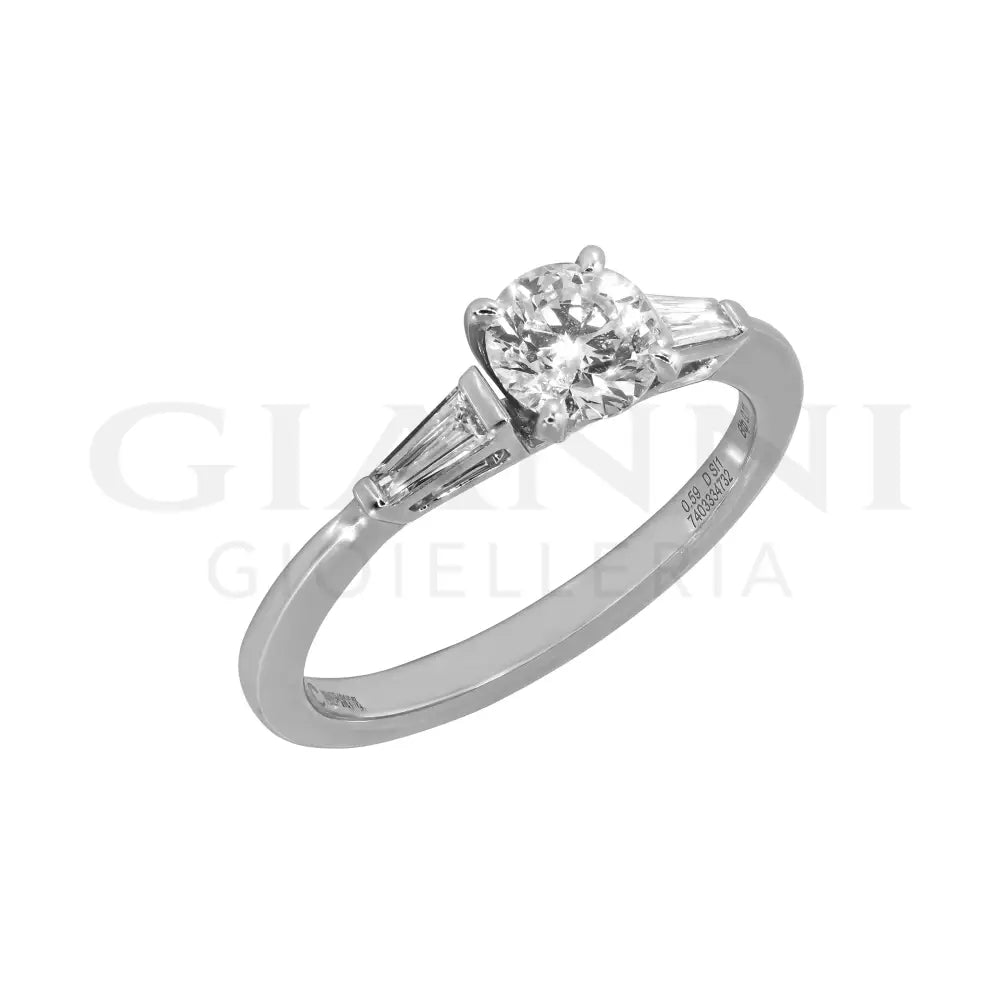 Anello Crivelli - Solitario con Diamante centrale e Diamanti taglio Trapezio laterali in Oro Bianco Anelli