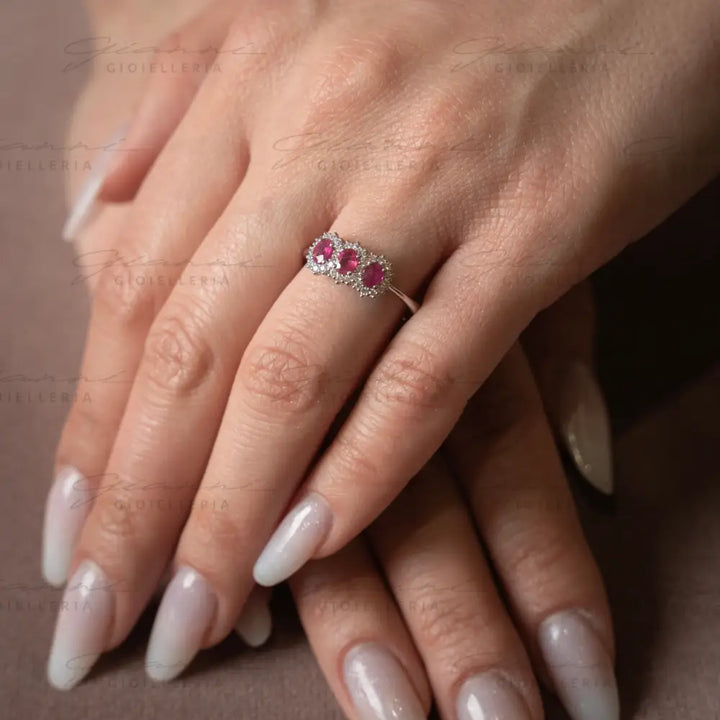 Anello Crivelli - Trilogy con Rubini taglio ovale ct. 0,48 e diamanti Anelli