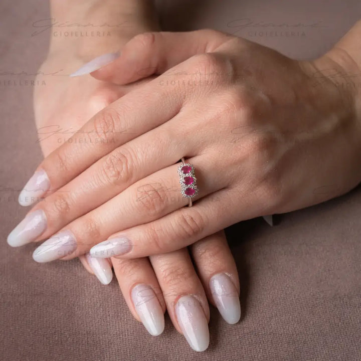 Anello Crivelli - Trilogy con Rubini taglio ovale ct. 0,48 e diamanti Anelli