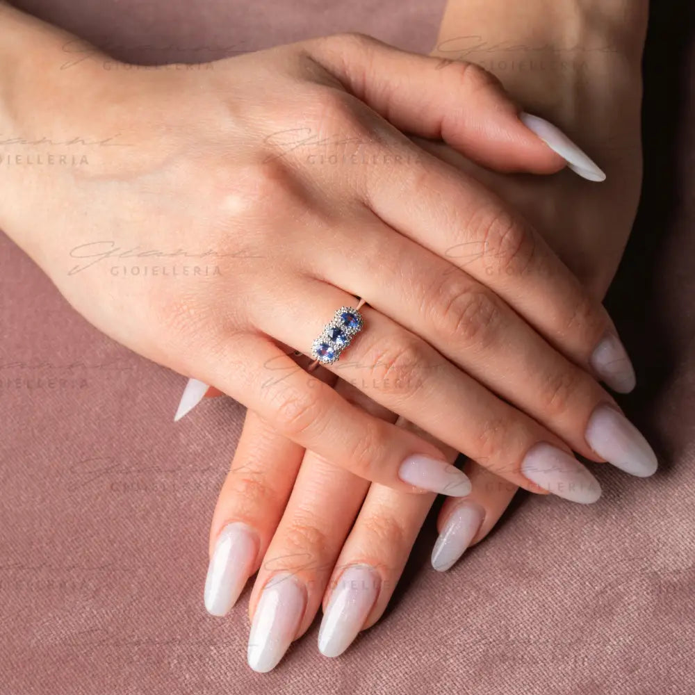 Anello Crivelli - Trilogy con Zaffiri blu taglio ovale ct. 0,72 e diamanti Anelli