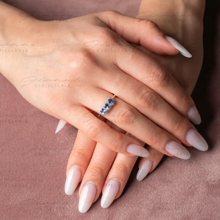 Anello Crivelli - Trilogy con Zaffiri blu taglio ovale ct. 0,72 e diamanti Anelli