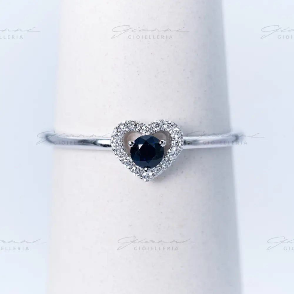 anello con zaffiro e contorno a cuore di diamanti