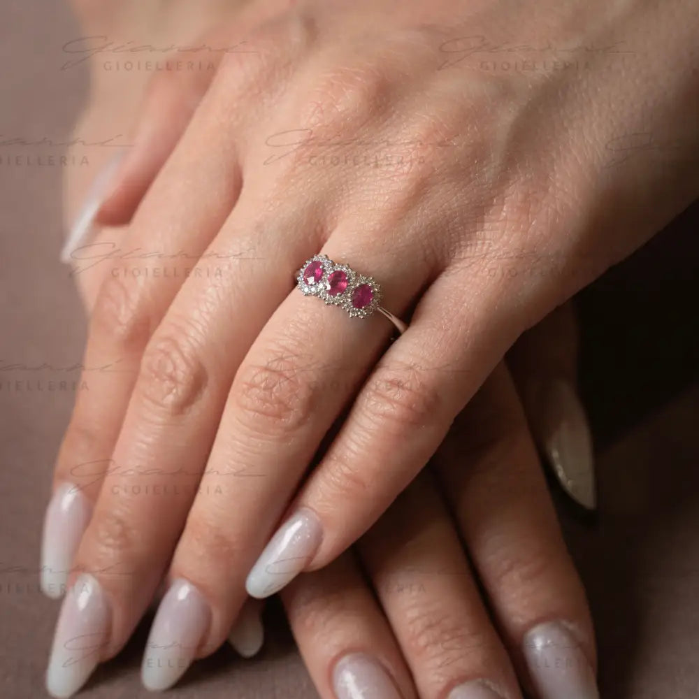 Anello Trilogy con Rubini taglio ovale ct. 0,48 e diamanti Anelli