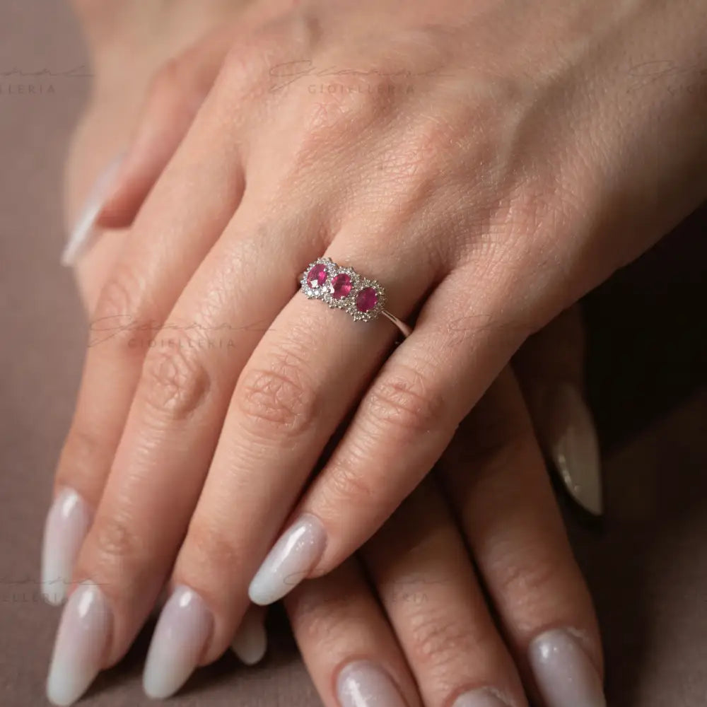 Anello Trilogy con Rubini taglio ovale ct. 0,48 e diamanti Anelli