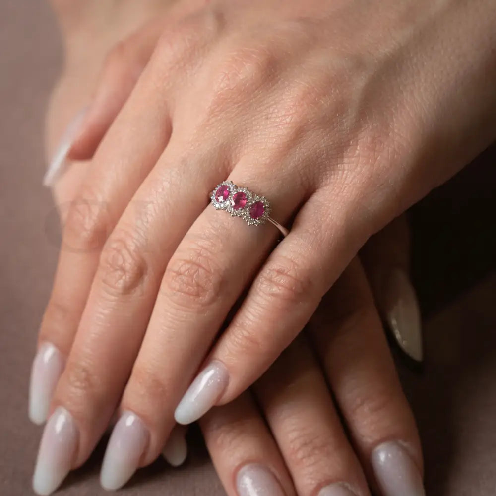 Anello Trilogy con Rubini taglio ovale ct. 0,48 e diamanti Anelli