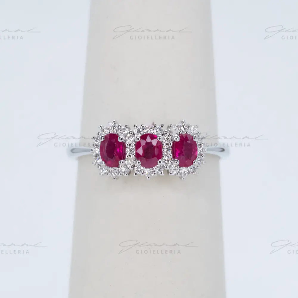 Anello Trilogy con Rubini taglio ovale ct. 0,48 e diamanti Anelli