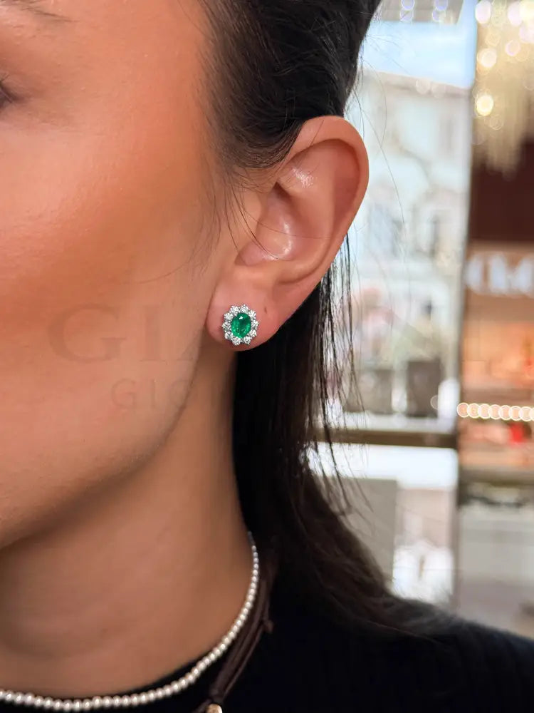 Orecchini Crivelli - ’Kate’ con Smeraldo 1,15 ct. e contorno di Diamanti in Oro Bianco - Orecchini