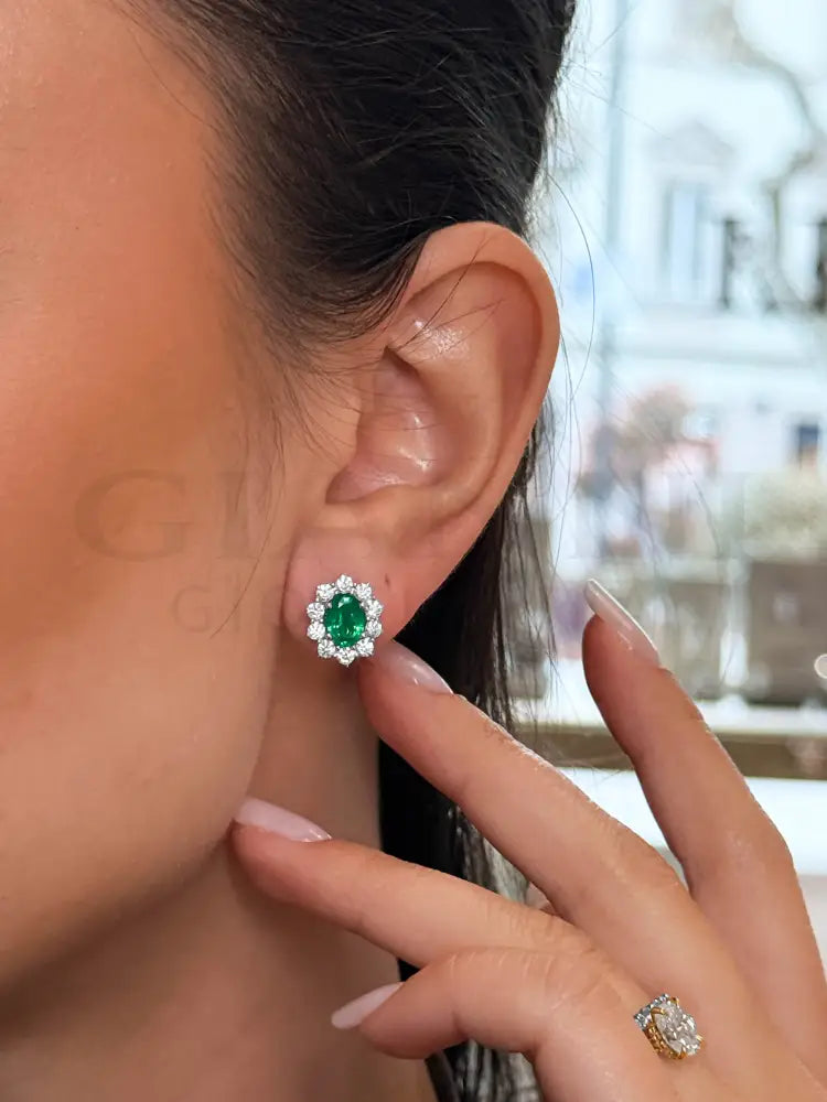 Orecchini Crivelli - ’Kate’ con Smeraldo 1,55 ct. e contorno di Diamanti in Oro Bianco - Orecchini
