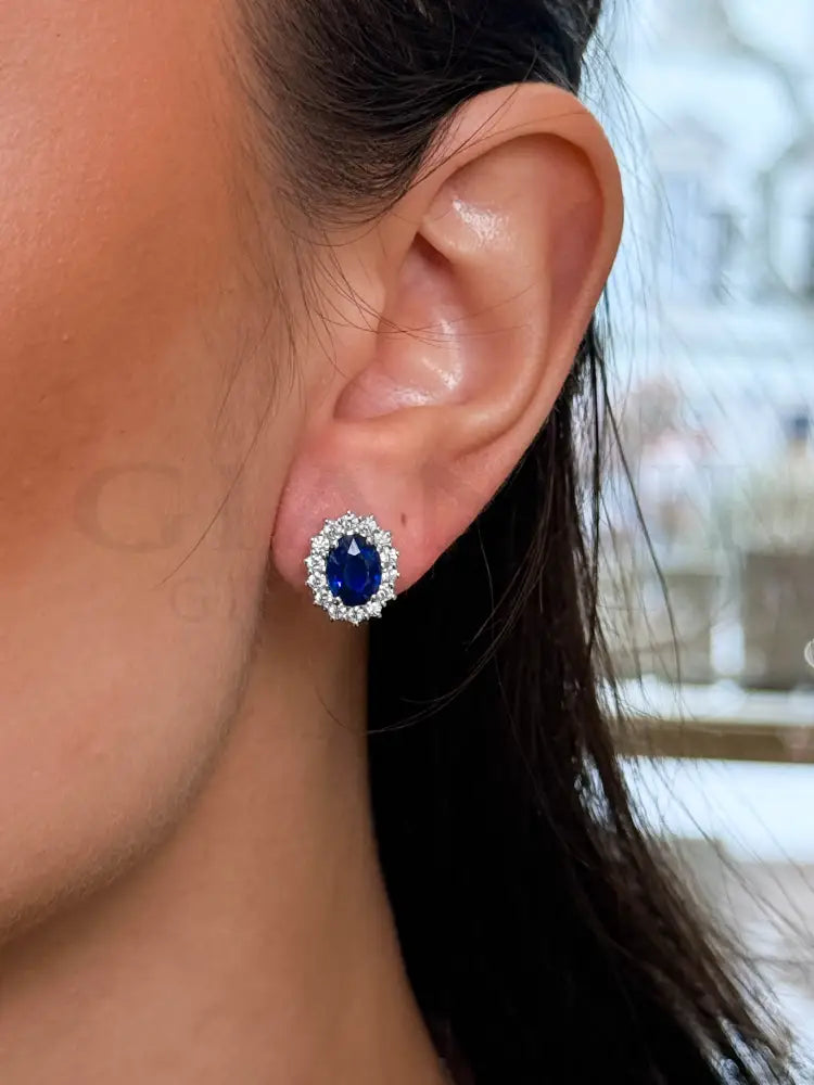 Orecchini Crivelli - ’Kate’ con Zaffiro 2,67 ct. e contorno di Diamanti in Oro Bianco - Orecchini
